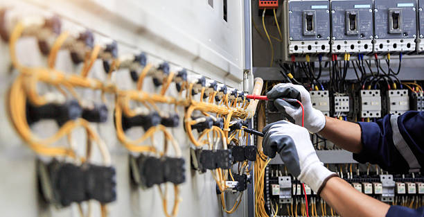 Professional Electrician technician working in Bicknell, IN